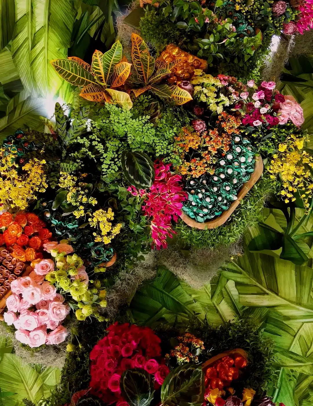 Festa de 50 Anos com Decoração Floral Colorida