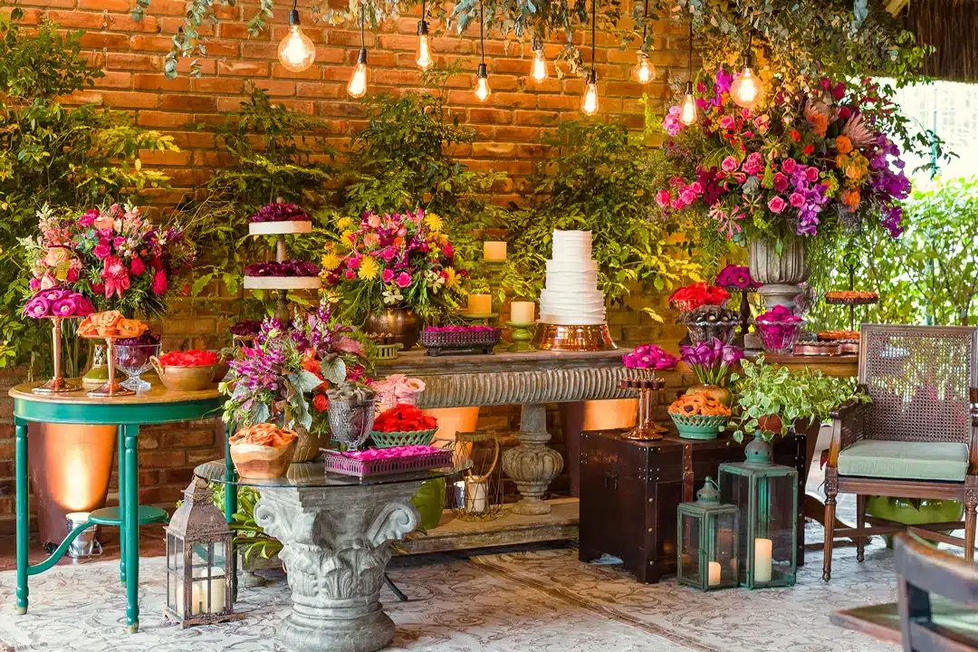 Decoração de mesa de casamento durante o dia