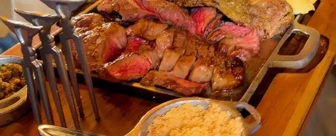 Buffet de churrasco para festas: como funciona 7 Tábua de buffet de churrasco para festas servido no Sítio Você e Eu