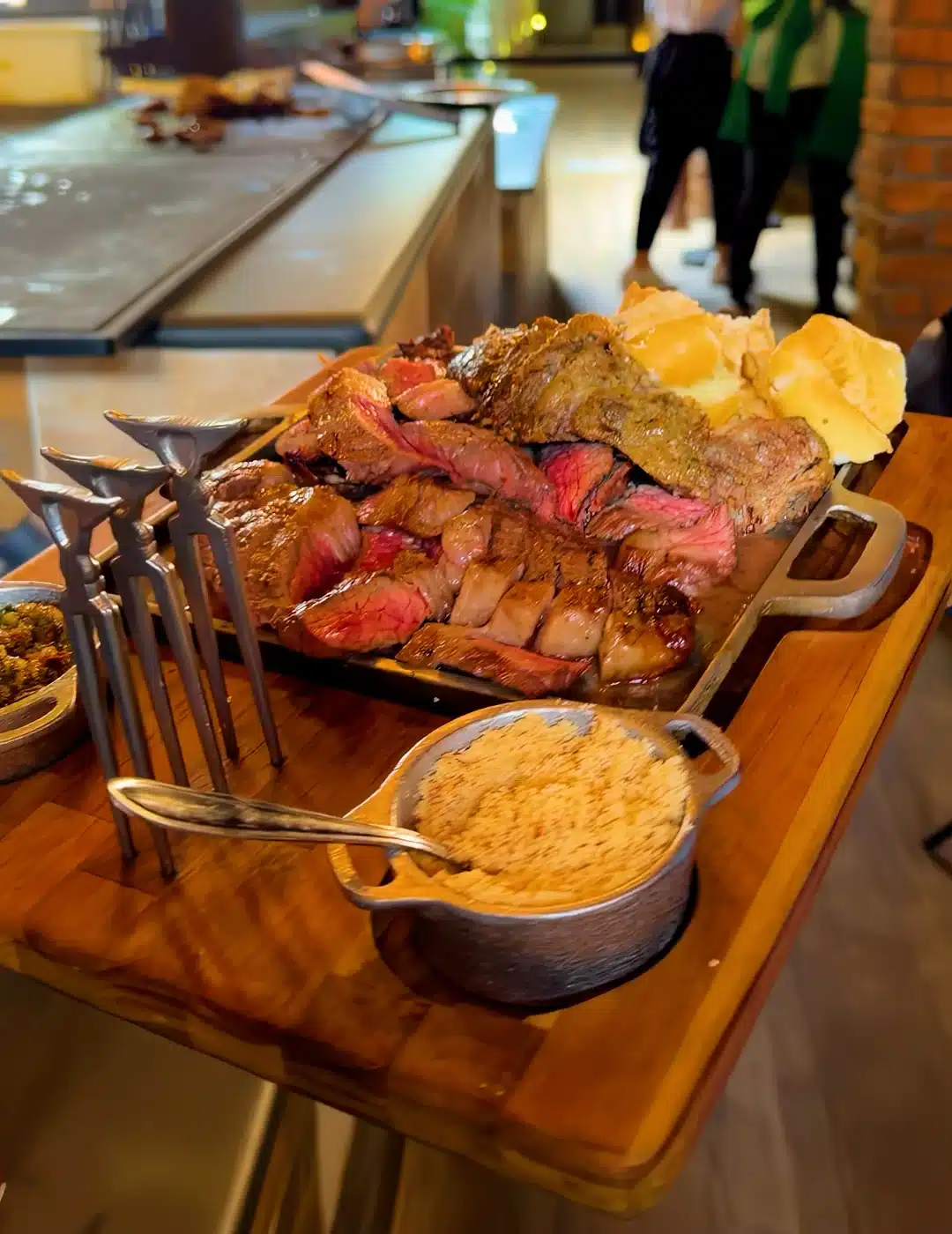 Tábua de buffet de churrasco para festas servido no Sítio Você e Eu